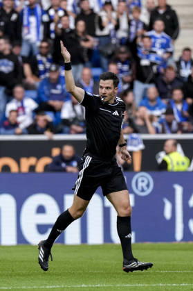 Harm Osmers, referee, giving instructions, gesturing, gesturing with his arms, cutout, full-body, single frame, single photo, action, 10 10 2026, Sinsheim, Germany, soccer, Bundesliga, TSG 1899 Hoffenheim vs. Hamburger SV, DFB and DFL regulations prohibit any use of photographs as image sequences and or quasi-video xozx