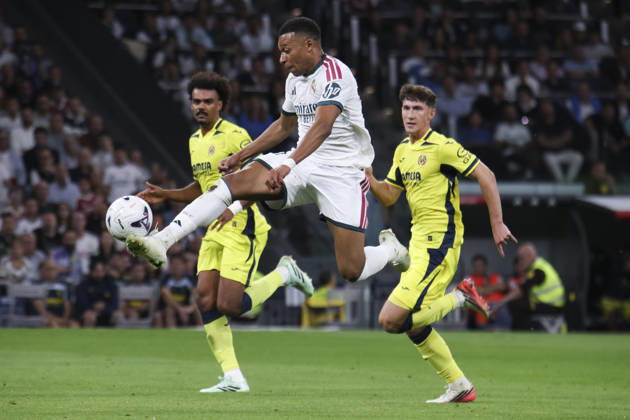 Real Madrid vs. Villarreal, La Liga EA Sports 2026, October 10, 2026, Santiago Bernabéu Stadium, Madrid, Spain Kylian Mbappé of Real Madrid is defended by Pau Navarro during a La Liga EA Sports match between Real Madrid and Villarreal at Santiago Bernabéu Stadium on October 10, 2026, in Madrid, Spain Madrid Santiago Bernabéu Stadium Madrid Spain Copyright: xAlejandroxMatiasxAcostax