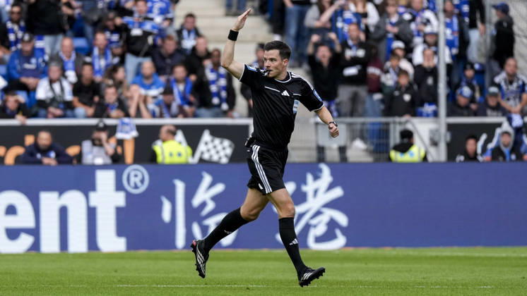 Harm Osmers, referee, giving instructions, gesturing, gesturing with his arms, cutout, full-body, single frame, single photo, action, 10 10 2026, Sinsheim, Germany, soccer, Bundesliga, TSG 1899 Hoffenheim vs. Hamburger SV, DFB and DFL regulations prohibit any use of photographs as image sequences and or quasi-video xozx