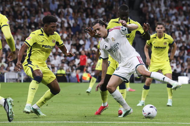 Real Madrid vs. Villarreal, La Liga EA Sports 2026, October 10, 2026, Santiago Bernabéu Stadium, Madrid, Spain Álvaro Carreras of Real Madrid is defended by Alex Freeman and Pape Alassane Gueye of Villarreal during a La Liga EA Sports match between Real Madrid and Villarreal at Santiago Bernabéu Stadium on October 10, 2026, in Madrid, Spain Madrid Santiago Bernabéu Stadium Madrid Spain Copyright: xAlejandroxMatiasxAcostax