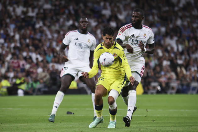 Real Madrid vs. Villarreal, La Liga EA Sports 2026, October 10, 2026, Santiago Bernabéu Stadium, Madrid, Spain Ayoze Pérez of Villarreal battles for the ball against Antonio Rüdiger of Real Madrid during the La Liga EA Sports match between Real Madrid and Villarreal at Santiago Bernabéu Stadium on October 10, 2026, in Madrid, Spain Madrid Santiago Bernabéu Stadium Madrid Spain Copyright: xAlejandroxMatiasxAcostax