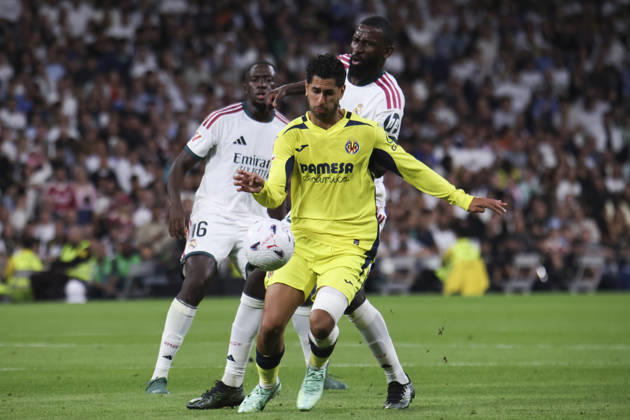Real Madrid vs. Villarreal, La Liga EA Sports 2026, October 10, 2026, Santiago Bernabéu Stadium, Madrid, Spain Ayoze Pérez of Villarreal battles for the ball against Antonio Rüdiger of Real Madrid during the La Liga EA Sports match between Real Madrid and Villarreal at Santiago Bernabéu Stadium on October 10, 2026, in Madrid, Spain Madrid Santiago Bernabéu Stadium Madrid Spain Copyright: xAlejandroxMatiasxAcostax