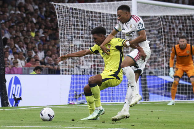 Real Madrid vs. Villarreal, La Liga EA Sports 2026, October 10, 2026, Santiago Bernabéu Stadium, Madrid, Spain Kylian Mbappé of Real Madrid battles for the ball against Alex Freeman during the La Liga EA Sports match between Real Madrid and Villarreal at Santiago Bernabéu Stadium on October 10, 2026, in Madrid, Spain Madrid Santiago Bernabéu Stadium Madrid Spain Copyright: xAlejandroxMatiasxAcostax