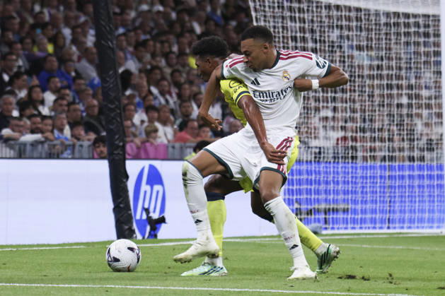 Real Madrid vs. Villarreal, La Liga EA Sports 2026, October 10, 2026, Santiago Bernabéu Stadium, Madrid, Spain Kylian Mbappé of Real Madrid battles for the ball against Alex Freeman during the La Liga EA Sports match between Real Madrid and Villarreal at Santiago Bernabéu Stadium on October 10, 2026, in Madrid, Spain Madrid Santiago Bernabéu Stadium Madrid Spain Copyright: xAlejandroxMatiasxAcostax