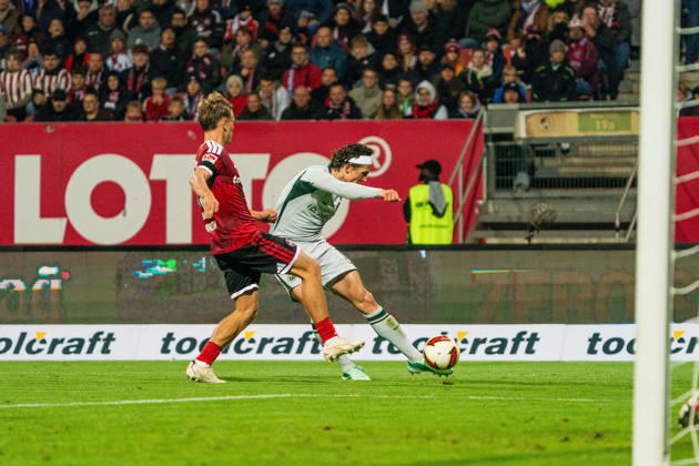 Tim Janisch, 1. FC Nuremberg, 32, and Fabian Reese, VfL Wolfsburg, 11, GER, 1. FC Nuremberg vs. VfL Wolfsburg, soccer, 2. Bundesliga, Matchday 7, 2026–2027 season, October 10, 2026, DFL regulations prohibit any use of photographs as image sequences and or quasi-video, GER, 1. FC Nuremberg vs. VfL Wolfsburg, soccer, 2. Bundesliga, Matchday 7, 2026–2027 season, October 10, 2026, Nuremberg Copyright: xEibner-Pressefoto MaxxVogelx EP_MVL