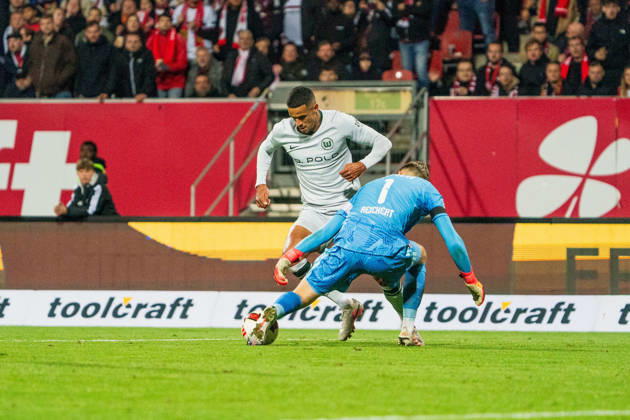 Robert Glatzel, VfL Wolfsburg, 19, and Jan Reichert, 1. FC Nuremberg, 01, GER, 1. FC Nuremberg vs. VfL Wolfsburg, Soccer, 2. Bundesliga, Matchday 7, 2026–2027 Season, October 10, 2026, DFL regulations prohibit any use of photographs as image sequences and or quasi-video, GER, 1 FC Nuremberg vs. VfL Wolfsburg, Soccer, 2. Bundesliga, Matchday 7, 2026–2027 Season, October 10, 2026, Nuremberg Copyright: xEibner-Pressefoto MaxxVogelx EP_MVL