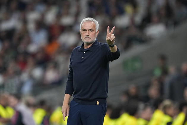 October 10, 2026, Madrid, Madrid, Spain: Jose Mourinho, head coach of Real Madrid CF, calls to Vinicius Junior during the Spanish League, LaLiga EA Sports, football match between Real Madrid and Villarreal CF at Bernabeu stadium on October 10, 2026, in Madrid, Spain. Real Madrid V Villarreal CF - LaLiga EA Sports - ZUMAa181 20261010_zaa_a181_214 Copyright: xOscarxJ.xBarrosox