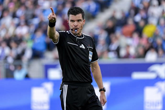 Referee Harm Osmers gives instructions, gestures, waves his arms; single frame, single photo, action, 10 10 2026, Sinsheim, Germany, soccer, Bundesliga, TSG 1899 Hoffenheim vs. Hamburger SV, DFB and DFL regulations prohibit any use of photographs as image sequences and or quasi-video xozx