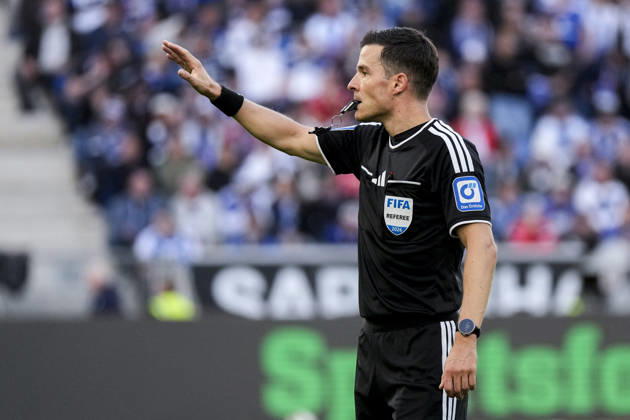 Referee Harm Osmers gives instructions, gestures, waves his arms; single frame, single photo, action, 10 10 2026, Sinsheim, Germany, soccer, Bundesliga, TSG 1899 Hoffenheim vs. Hamburger SV, DFB and DFL regulations prohibit any use of photographs as image sequences and or quasi-video xozx