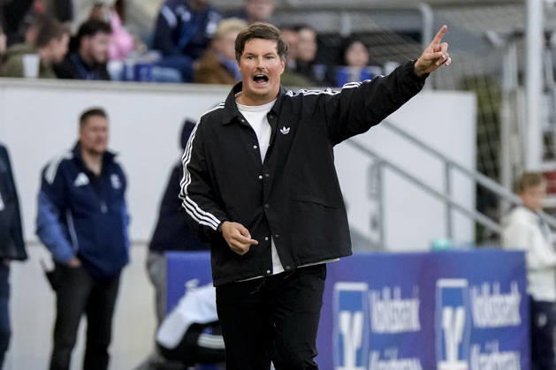 Merlin Polzin, coach and head coach of HSV, gives instructions, gesturing with his arms; single frame, single photo, action, 10 10 2026, Sinsheim, Germany, soccer, Bundesliga, TSG 1899 Hoffenheim, Hamburger SV; DFB and DFL regulations prohibit any use of photographs as image sequences and or quasi-video xozx