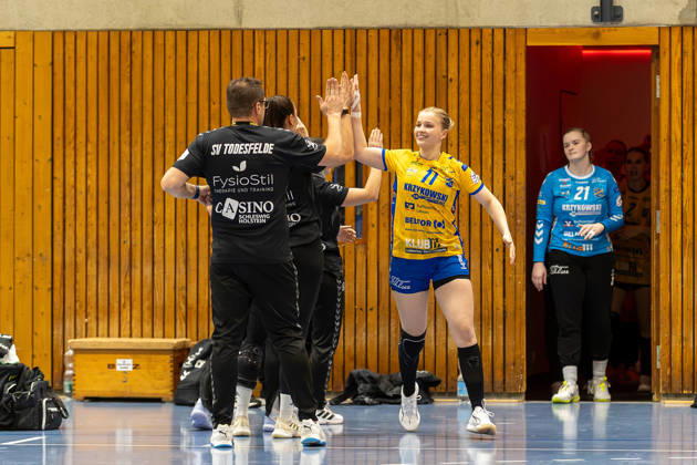 Handball I Women I 2026–2027 Season I 2nd Bundesliga I Matchday 5 I SV Todesfelde vs. HSV Solingen Gräfrath 76 I October 10, 2026 (from left): Henning Ammen, Coach, SV Todesfelde, Marit Kristin Kaps 11, SV Todesfelde, Bad Schwartau, Ludwig Jahn Hall, Schleswig-Holstein, Germany Copyright: xLobeca FabianxLamprechtx