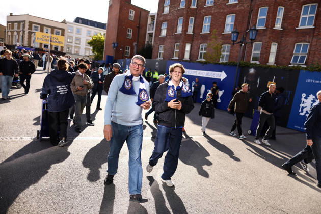 Chelsea gegen Bournemouth, 10. Oktober 2026, London, Premier League, Fußball, Chelsea gegen Bournemouth, Chelsea-Fans auf dem Weg zum Stadion, Foto: Jacques Feeney, Offside, London, Großbritannien Copyright: xJacquesxFeeneyx xOffsidexOffside