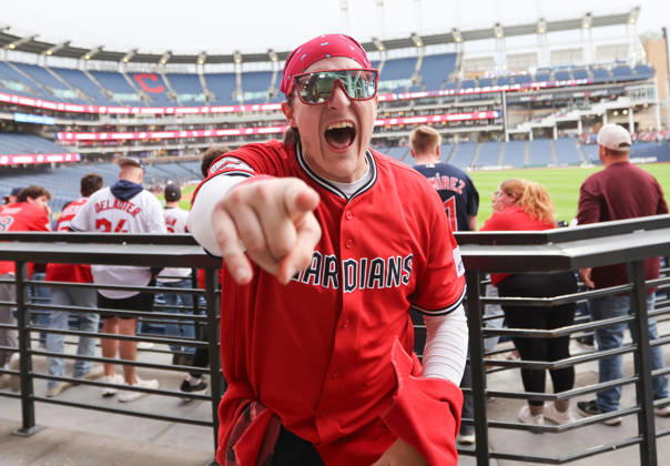A Cleveland Guardians fan waits for start of the deciding game of an MLB, Baseball Herren, USA American League Division Series between the Guardians and the Chicago White Sox at Progressive Field in Cleveland, Ohio, on Saturday, October 10, 2026. The series is tied 2-2.  CLE20261010702 AARONxJOSEFCZYK