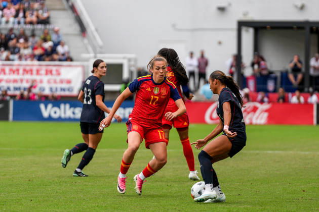 USA v Spain - Women s International Friendly, Länderspiel, Nationalmannschaft WASHINGTON D.C., UNITED STATES - OCTOBER 10: Lucia Corrales (17) of Spain in action against Emily Fox (23) of USA during Women s International Friendly football match between USA and Spain at Audi Field Stadium in Washington D.C., United States on October 10, 2026. Hasan Akbas Anadolu District of Columbia United States. Editorial use only. Please get in touch for any other usage. Copyright: x2026xAnadoluxHasanxAkbasx