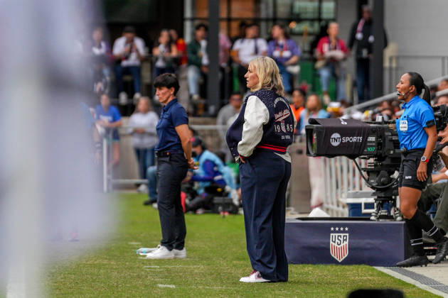 USA v Spain - Women s International Friendly, Länderspiel, Nationalmannschaft WASHINGTON D.C., UNITED STATES - OCTOBER 10: Emma Hayes (R), head coach of USA follows the Women s International Friendly football match between USA and Spain at Audi Field Stadium in Washington D.C., United States on October 10, 2026. Hasan Akbas Anadolu District of Columbia United States. Editorial use only. Please get in touch for any other usage. Copyright: x2026xAnadoluxHasanxAkbasx