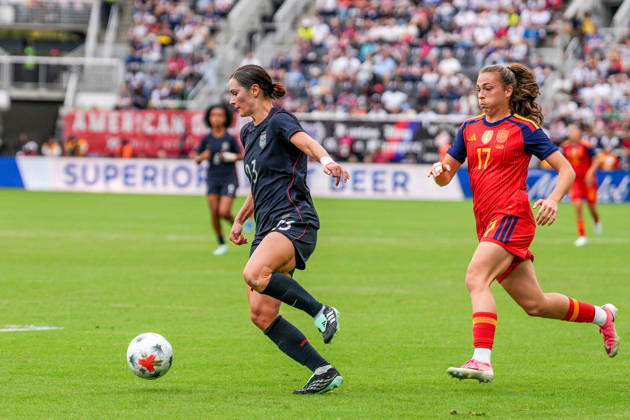 USA v Spain - Women s International Friendly, Länderspiel, Nationalmannschaft WASHINGTON D.C., UNITED STATES - OCTOBER 10: Emily Fox (L) of USA in action against Lucia Corrales (R) of Spain during Women s International Friendly football match between USA and Spain at Audi Field Stadium in Washington D.C., United States on October 10, 2026. Hasan Akbas Anadolu District of Columbia United States. Editorial use only. Please get in touch for any other usage. Copyright: x2026xAnadoluxHasanxAkbasx