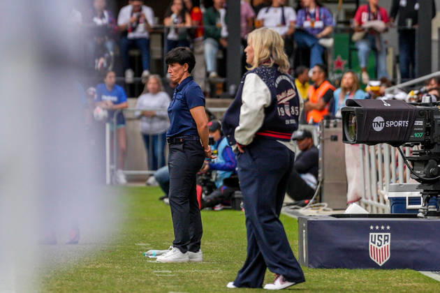 USA v Spain - Women s International Friendly, Länderspiel, Nationalmannschaft WASHINGTON D.C., UNITED STATES - OCTOBER 10: Sonia Bermudez (L), head coach of Spain follows the Women s International Friendly football match between USA and Spain at Audi Field Stadium in Washington D.C., United States on October 10, 2026. Hasan Akbas Anadolu District of Columbia United States. Editorial use only. Please get in touch for any other usage. Copyright: x2026xAnadoluxHasanxAkbasx