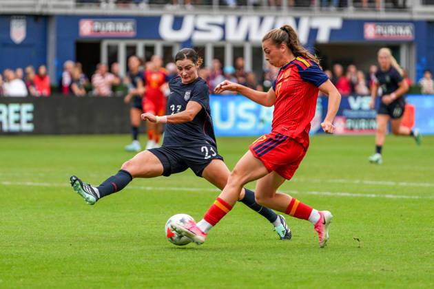 USA v Spain - Women s International Friendly, Länderspiel, Nationalmannschaft WASHINGTON D.C., UNITED STATES - OCTOBER 10: Emily Fox (L) of USA in action against Lucia Corrales (17) of Spain during Women s International Friendly football match between USA and Spain at Audi Field Stadium in Washington D.C., United States on October 10, 2026. Hasan Akbas Anadolu District of Columbia United States. Editorial use only. Please get in touch for any other usage. Copyright: x2026xAnadoluxHasanxAkbasx