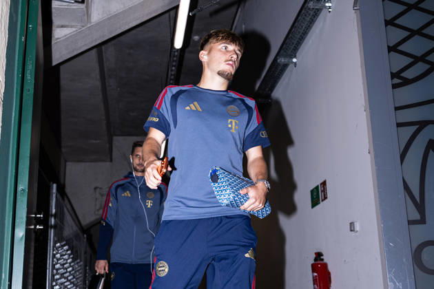 Germany: FC Augsburg vs. FC Bayern Munich, Bundesliga 1, Matchday 5, 2026–27 Season, WWK Arena Augsburg; Lennart Karl, FC Bayern Munich, 42, upon arrival at the WWK Arena Augsburg; Augsburg; WWK Arena; Bayern; Germany Copyright: xBenedictxChristx