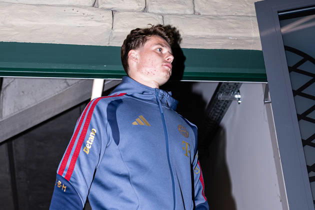 Germany: FC Augsburg vs. FC Bayern Munich, Bundesliga 1, Matchday 5, 2026–27 Season, WWK Arena Augsburg; Jonas Urbig, FC Bayern Munich, 40, upon arrival at the WWK Arena Augsburg; Augsburg; WWK Arena; Bayern; Germany Copyright: xBenedictxChristx