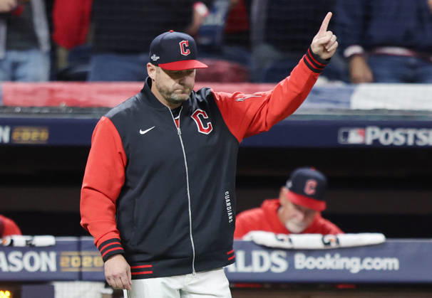 Cleveland Guardians manager Stephen Vogt (12) calls to the bullpen as he removes Guardians starting pitcher Gavin Williams against the Chicago White Sox with the bases loaded in the fifth inning of an MLB, Baseball Herren, USA American League Division Series at Progressive Field in Cleveland, Ohio, on Saturday, October 10, 2026. Williams had 12 strikeouts in 5 1 2 innings.  CLE20261010731 AARONxJOSEFCZYK
