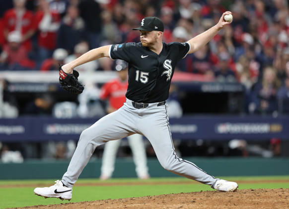 Chicago White Sox pitcher Sean Newcomb (15) throws against the Cleveland Guardians in the seventh inning of an MLB, Baseball Herren, USA American League Division Series at Progressive Field in Cleveland, Ohio, on Saturday, October 10, 2026.  CLE20261010734 AARONxJOSEFCZYK