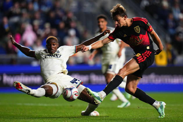 October 10, 2026: Real Salt Lake Forward Sergi Solans (22) shoots the ball while Philadelphia Union Defender Neil Pierre (44) defends during the second half of an MLS, Fussball Herren, USA match at Subaru Park in Chester, Pennsylvania. CSM MLS 2026: Union Vs Salt Lake OCT 10 - ZUMAc04_ 20261010_zma_c04_301 Copyright: xKylexRoddenx
