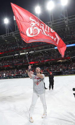 Cleveland Guardians catcher Austin Hedges (27) celebrates after the Guardians defeated the Chicago White Sox 2-0 in the final game of their MLB, Baseball Herren, USA American League Division Series at Progressive Field in Cleveland, Ohio, on Saturday, October 10, 2026. The Guardians advance to play the Tampa Bay Rays in the American League Championship Series.  CLE20261010744 AARONxJOSEFCZYK