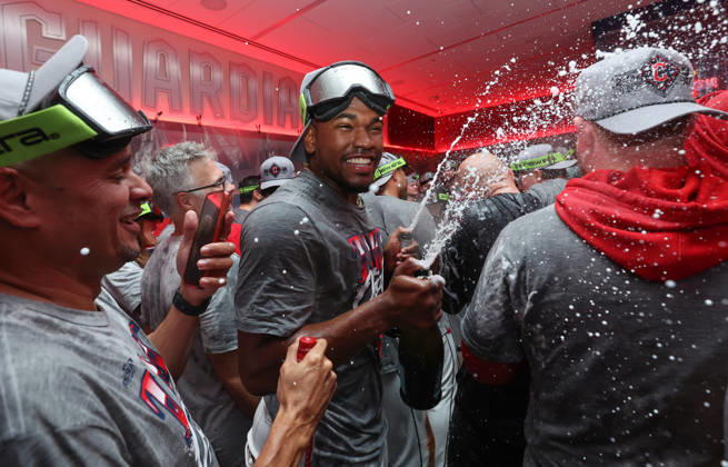 Cleveland Guardians players celebrate after the Guardians defeated the Chicago White Sox 2-0 in the final game of their MLB, Baseball Herren, USA American League Division Series at Progressive Field in Cleveland, Ohio, on Saturday, October 10, 2026. The Guardians advance to play the Tampa Bay Rays in the American League Championship Series. CLE20261010748 AARONxJOSEFCZYK