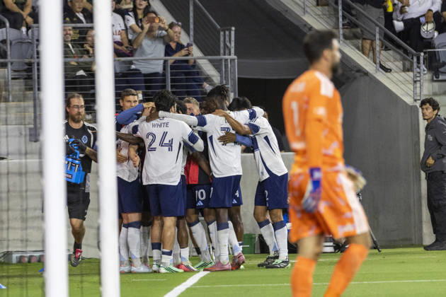 October 10, 2026, Los Angeles, California, USA: Vancouver Whitecaps defensive midfielder Oliver Larraz (8) celebrates with teammates after scoring on Los Angeles FC goalkeeper Hugo Lloris (1) during a MLS, Fussball Herren, USA soccer game on Saturday, Oct. 10, 2026 in Los Angeles. Los Angeles USA - ZUMAc68_ 20261010_zaf_c68_035 Copyright: xRingoxChiux