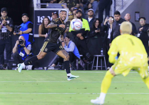 October 10, 2026, Los Angeles, California, USA: Denis Bouanga 99 of the Los Angeles Football Club makes a shot attempt at goalkeeper, Yohei Takaoka 1 of the Vancouver Whitecaps during their regular season MLS, Fussball Herren, USA game on Saturday October 10, 2026 at the BMO Stadium in Los Angeles, California. ARIANA RUIZ PI LAFC Vs. Vancouver Whitecaps - ZUMAp124 20261010_zaa_p124_007 Copyright: xArianaxRuizx