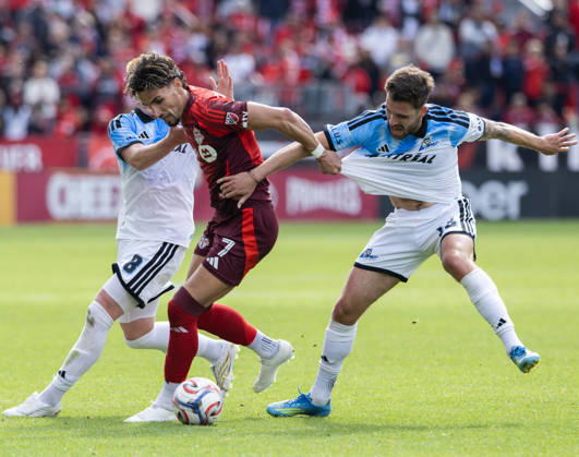 (261011) -- TORONTO, Oct. 11, 2026 -- Theo Corbeanu (C) of Toronto FC vies with Luca Petrasso (R) and Matthew Longstaff of CF Montreal during the 2026 Major League Soccer MLS, Fussball Herren, USA regular season match between Toronto FC and CF Montreal at BMO Field in Toronto, Canada, on Oct. 10, 2026. (Photo by Xinhua) (SP)CANADA-TORONTO-SOCCER-MLS-TORONTO FC VS CF MONTREAL ZouxZheng 