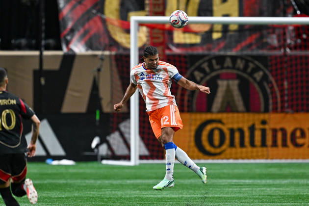 ATLANTA, GA - OCTOBER 10: Miles Robinson 12 of FC Cincinnati heads the ball during the MLS, Fussball Herren, USA match between FC Cincinnati and Atlanta United FC on October 10th, 2026 at Mercedes-Benz Stadium in Atlanta, GA. (Photo by Rich von Biberstein Icon Sportswire) SOCCER: OCT 10 MLS Atlanta United vs FC Cincinnati EDITORIAL USE ONLY Icon261010016