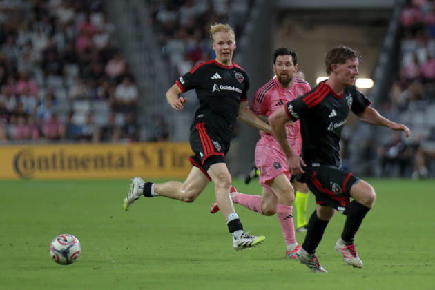 MIAMI, FL - OCTOBER 10: Inter Miami CF forward Lionel Messi (10) and D.C. United defender Matti Peltola (4) battle for a ball during a 2026 MLS, Fussball Herren, USA soccer match between Inter Miami CF and DC United on October 10, 2026 being played at NU Stadium, Miami, Fla.(Photo by Chris Arjoon Icon Sportswire). SOCCER: OCT 10 MLS Inter Miami CF vs DC United EDITORIAL USE ONLY Icon2610100000037