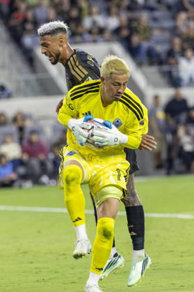 October 10, 2026, Los Angeles, California, USA: Vancouver Whitecaps goalkeeper Yohei Takaoka (1) makes a save against Los Angeles FC striker Denis Bouanga (99) during a MLS, Fussball Herren, USA soccer game on Saturday, Oct. 10, 2026 in Los Angeles. Los Angeles USA - ZUMAc68_ 20261010_zaf_c68_038 Copyright: xRingoxChiux