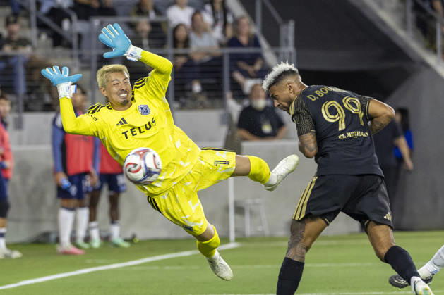 October 10, 2026, Los Angeles, California, USA: Vancouver Whitecaps goalkeeper Yohei Takaoka (1) defends as Los Angeles FC striker Denis Bouanga (99) shoots on the goal, which was not allowed due an an offside penalty during a MLS, Fussball Herren, USA soccer game on Saturday, Oct. 10, 2026 in Los Angeles. Los Angeles USA - ZUMAc68_ 20261010_zaf_c68_051 Copyright: xRingoxChiux
