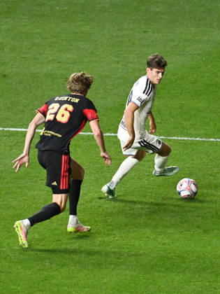 Philadelphia Union Vs Real Salt Lake - October 10, 2026 Milan Iloski 10 of the Philadelphia Union takes on Philip Quinton 26 of Real Salt Lake during the Major League Soccer 2026 match between Philadelphia Union and Real Salt Lake at Subaru Park in Chester, Pennsylvania, on October 10, 2026. Philadelphia United States Copyright: xJackxMegawx originalFilename:megaw-philadel261010_np2zI