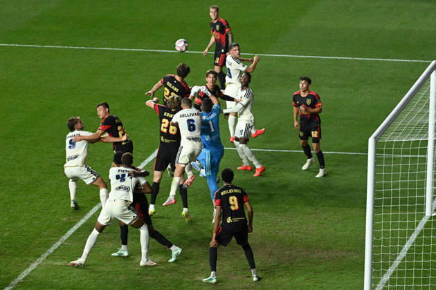 Philadelphia Union Vs Real Salt Lake - October 10, 2026 Rafael Cabral 1 of Real Salt Lake punches a ball from a corner under pressure from Cavan Sullivan 6 of the Philadelphia Union during the Major League Soccer 2026 match between Philadelphia Union and Real Salt Lake at Subaru Park in Chester, Pennsylvania, on October 10, 2026. Philadelphia United States Copyright: xJackxMegawx originalFilename:megaw-philadel261010_npmPp