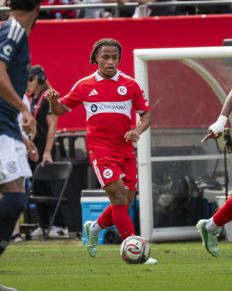 Chicago Fire FC V New York City FC - MLS, Fussball Herren, USA - October 10, 2026 Leonardo Barroso ( 2) of Chicago Fire FC passes the ball during the match between Chicago Fire FC and New York City FC at Soldier Field Stadium in Chicago, United States, on October 10, 2026. Chicago IL United States  Copyright: xRichardxNicholsx originalFilename:nichols-chicagof261010_np5Qk
