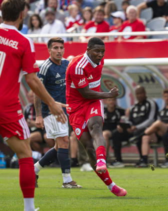 Chicago Fire FC V New York City FC - MLS, Fussball Herren, USA - October 10, 2026 Mbekezeli Mbokazi ( 4) of Chicago Fire FC shoots during the match between Chicago Fire FC and New York City FC at Soldier Field Stadium in Chicago, United States, on October 10, 2026. Chicago IL United States  Copyright: xRichardxNicholsx originalFilename:nichols-chicagof261010_npcGJ