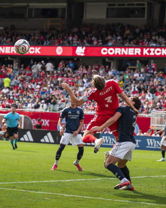 Chicago Fire FC V New York City FC - MLS, Fussball Herren, USA - October 10, 2026 Jack Elliott ( 3) of Chicago Fire FC heads the ball during the match between Chicago Fire FC and New York City FC at Soldier Field Stadium in Chicago, United States, on October 10, 2026. Chicago IL United States  Copyright: xRichardxNicholsx originalFilename:nichols-chicagof261010_npCkO