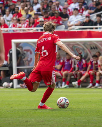 Chicago Fire FC V New York City FC - MLS, Fussball Herren, USA - October 10, 2026 Anton Saletros ( 6) of Chicago Fire FC passes the ball during the match between Chicago Fire FC and New York City FC at Soldier Field Stadium in Chicago, United States, on October 10, 2026. Chicago IL United States  Copyright: xRichardxNicholsx originalFilename:nichols-chicagof261010_npWho