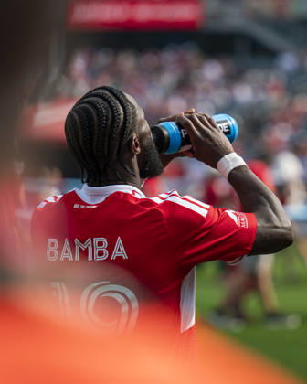 Chicago Fire FC V New York City FC - MLS, Fussball Herren, USA - October 10, 2026 Jonathan Bamba ( 19) of Chicago Fire FC hydrates before the match between Chicago Fire FC and New York City FC at Soldier Field Stadium in Chicago, United States, on October 10, 2026. Chicago IL United States Copyright: xRichardxNicholsx originalFilename:nichols-chicagof261010_npZPm