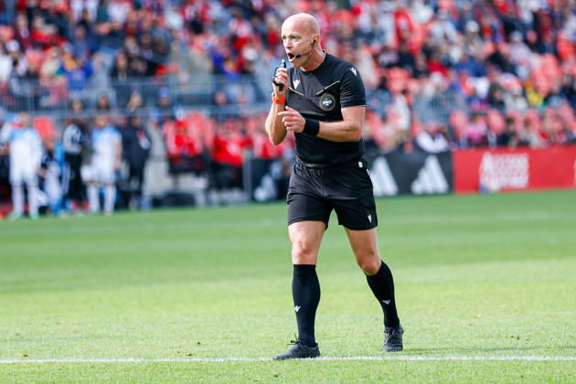 Toronto FC v CF Montreal Referee Allen Chapman signals a goal kick during a Major League Soccer game between Toronto FC and CF Montreal at BMO Field in Toronto, Ontario, Canada, on October 10, 2026. Toronto Ontario Canada Copyright: xIndrawanxKumalax originalFilename:kumala-majorlea261010_np5UD