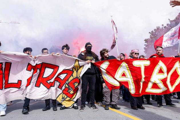 Toronto FC v CF Montreal Toronto FC fans march toward BMO Field before the start of the Major League Soccer game between Toronto FC and CF Montreal in Toronto, Canada, on October 10, 2026. Toronto Ontario Canada Copyright: xIndrawanxKumalax originalFilename:kumala-majorlea261010_npOHZ