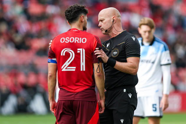 Toronto FC v CF Montreal Referee Allen Chapman talks with Jonathan Osorio 21 of Toronto FC during a Major League Soccer game between Toronto FC and CF Montreal at BMO Field in Toronto, Ontario, Canada, on October 10, 2026. Toronto Ontario Canada Copyright: xIndrawanxKumalax originalFilename:kumala-majorlea261010_nptXl