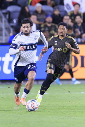 October 10, 2026, Los Angeles, California, USA: Brian White 24 of the Vancouver Whitecaps takes the ball up the sideline as Thayllon 43 of the Los Angeles Football Club defends during their regular season MLS, Fussball Herren, USA game on Saturday October 10, 2026 at the BMO Stadium in Los Angeles, California. LAFC tie with Whitecaps, 1-1. ARIANA RUIZ PI LAFC Vs. Vancouver Whitecaps - ZUMAp124 20261010_zaa_p124_017 Copyright: xArianaxRuizx