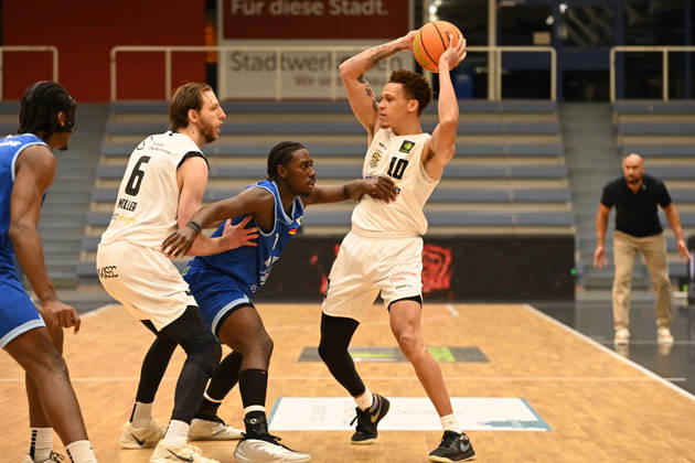 Isaiah Jevon Sanders, Matchday 4, BARMER 2 Basketball Bundesliga Pro A: ETB Miners vs. PS Karlsruhe LIONS, October 10, 2026. Isaiah Jevon Sanders, ETB Miners, Matchday 4 of the BARMER 2 Basketball Bundesliga Pro A, ETB Miners vs. PS Karlsruhe LIONS, final score 95–86 after overtime at the Sporthalle am Hallo on October 10, 2026, in front of 768 spectators