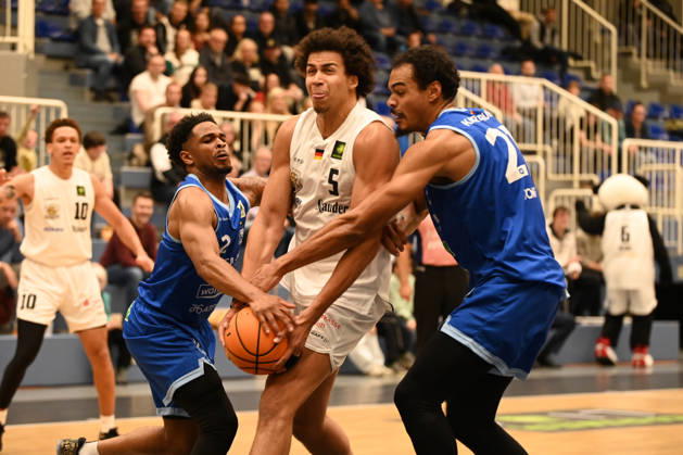 Benjamin Uzoma, Matchday 4, BARMER 2 Basketball Bundesliga Pro A: ETB Miners vs. PS Karlsruhe LIONS, October 10, 2026. Benjamin Uzoma, ETB Miners, Matchday 4 of the BARMER 2 Basketball Bundesliga Pro A, ETB Miners vs. PS Karlsruhe LIONS, final score 95–86 after overtime at the Sporthalle am Hallo on October 10, 2026, in front of 768 spectators