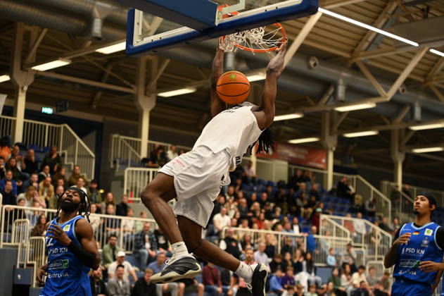 Darius Dawson, Matchday 4, BARMER 2 Basketball Bundesliga Pro A: ETB Miners vs. PS Karlsruhe LIONS, October 10, 2026. Dunk by Darius Dawson of the ETB Miners, Matchday 4 of the BARMER 2 Basketball Bundesliga Pro A, ETB Miners vs. PS Karlsruhe LIONS, final score 95–86 after overtime at the Sporthalle am Hallo on October 10, 2026, in front of 768 spectators